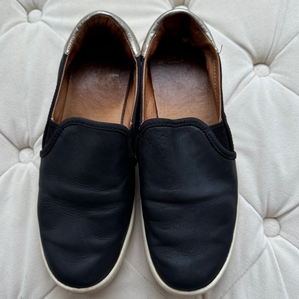 UGG casual leather slip on shoes black size 8